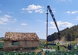 Un grupo de operarios, durante la clausura del pozo en la Cañada de Tarragoya, en una finca de brócoli y cerca de una zona forestal.