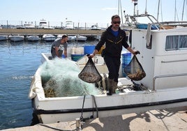 Uno de los pescadores que trabajan en el Mar Menor, esta semana, en el puerto de Lo Pagán.