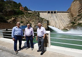 José Bernabé Sáez, Isidoro Ruiz y Diego Frutos, representantes de las tres vegas, posan en el embalse del Cenajo, el mayor de la cuenca.