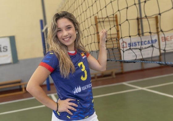 Isa Barón, en el pabellón del colegio Carmelitas de La Unión, donde empezó a jugar.