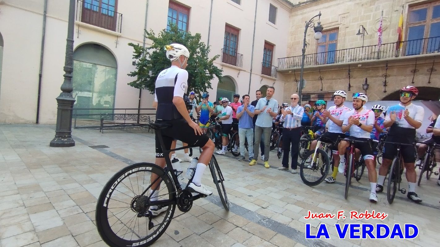 Imágenes de la salida de la Vuelta a España de José María López a beneficio de la FELL