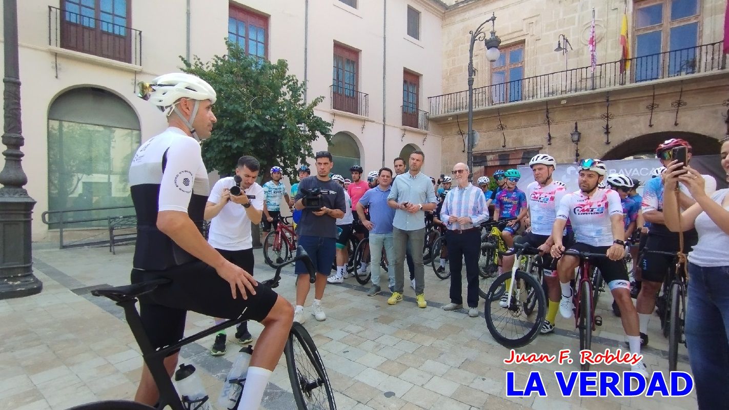 Imágenes de la salida de la Vuelta a España de José María López a beneficio de la FELL