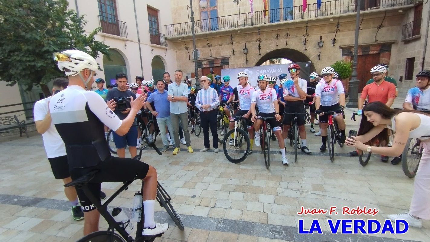Imágenes de la salida de la Vuelta a España de José María López a beneficio de la FELL