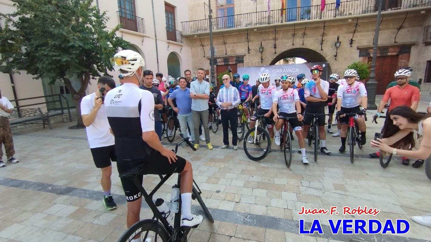 Imágenes de la salida de la Vuelta a España de José María López a beneficio de la FELL