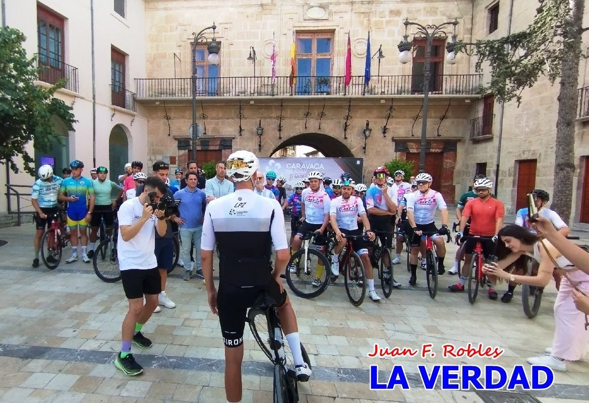 Imágenes de la salida de la Vuelta a España de José María López a beneficio de la FELL