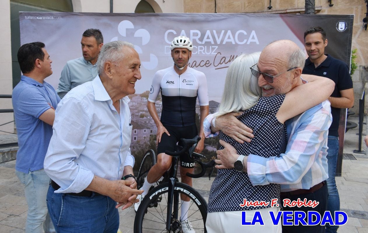 Imágenes de la salida de la Vuelta a España de José María López a beneficio de la FELL