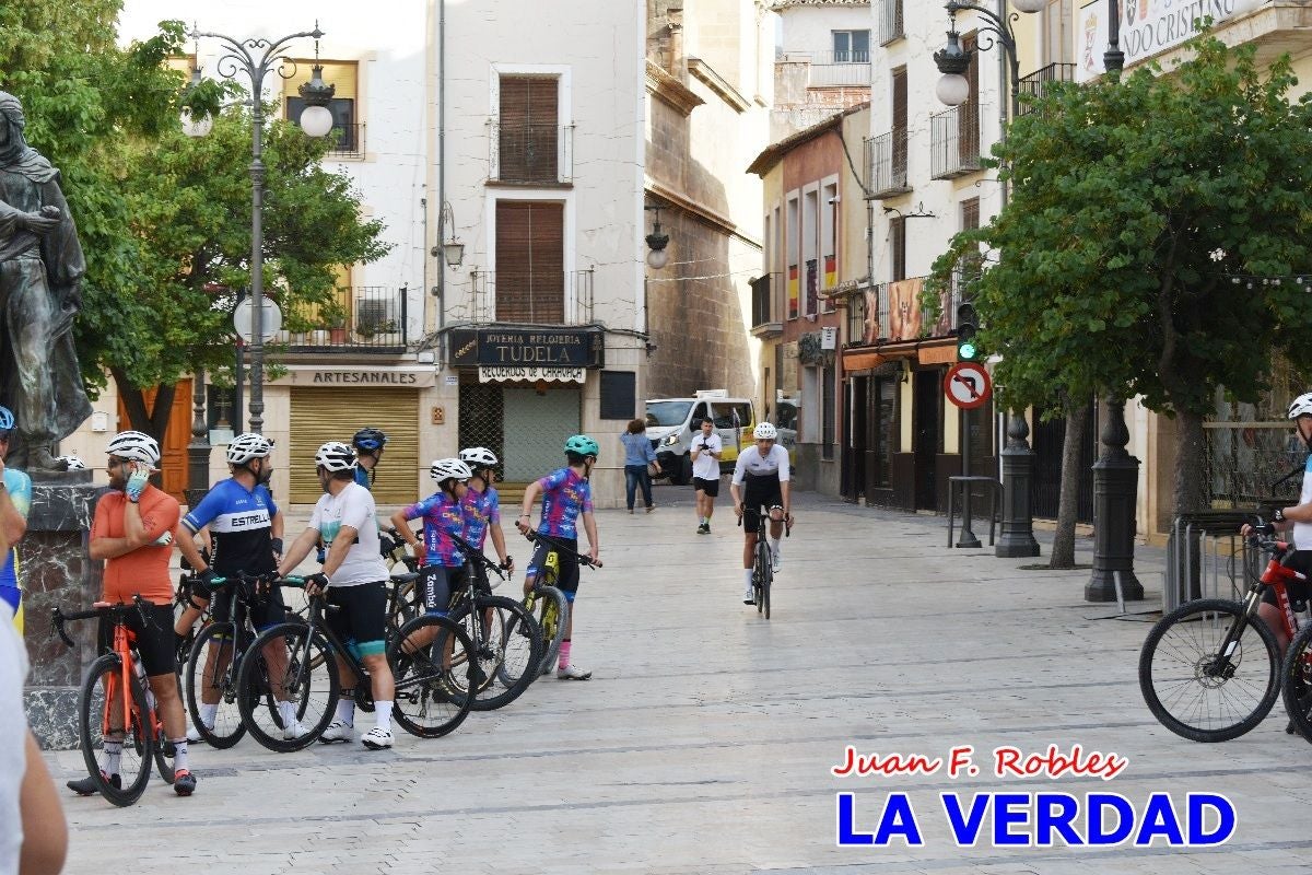 Imágenes de la salida de la Vuelta a España de José María López a beneficio de la FELL