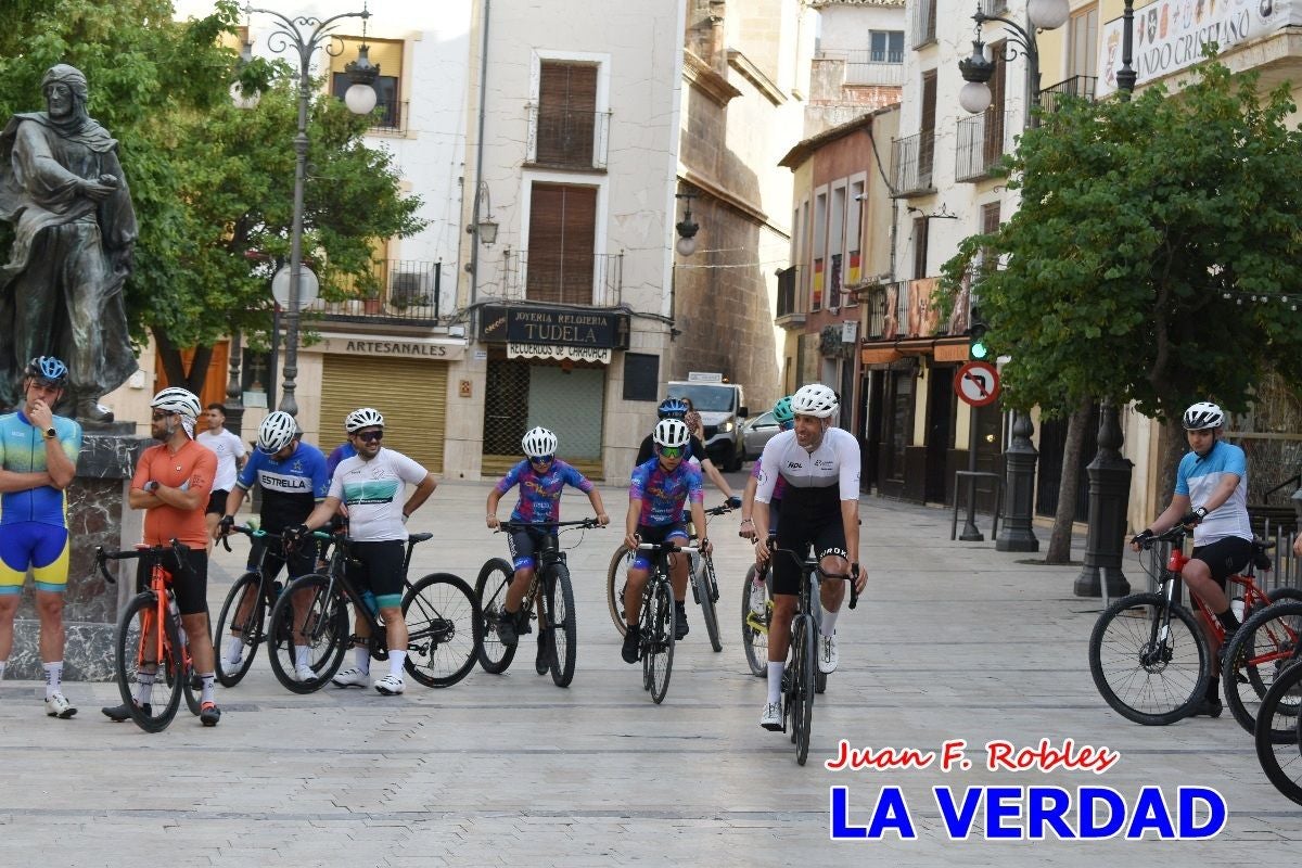 Imágenes de la salida de la Vuelta a España de José María López a beneficio de la FELL