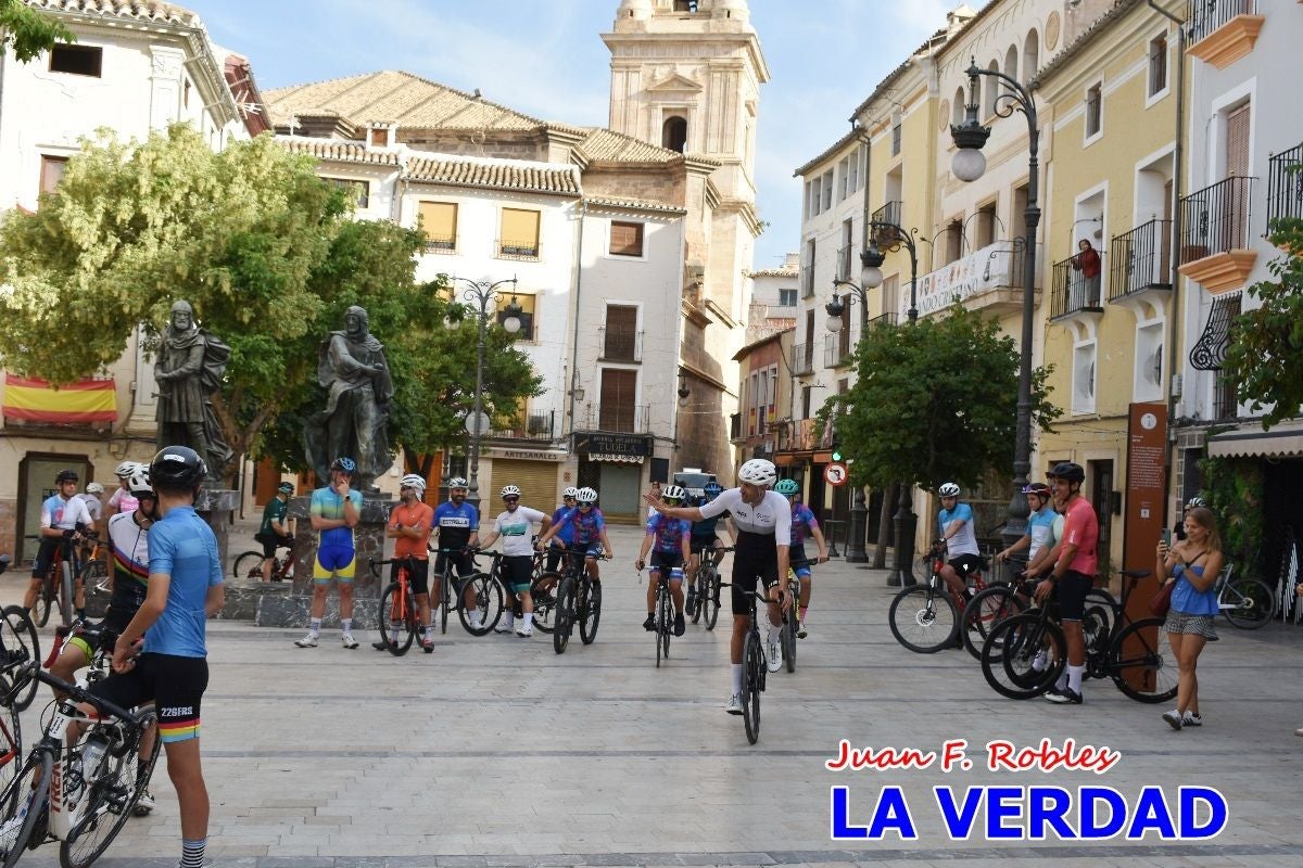 Imágenes de la salida de la Vuelta a España de José María López a beneficio de la FELL