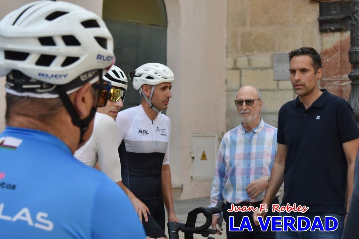 Imágenes de la salida de la Vuelta a España de José María López a beneficio de la FELL