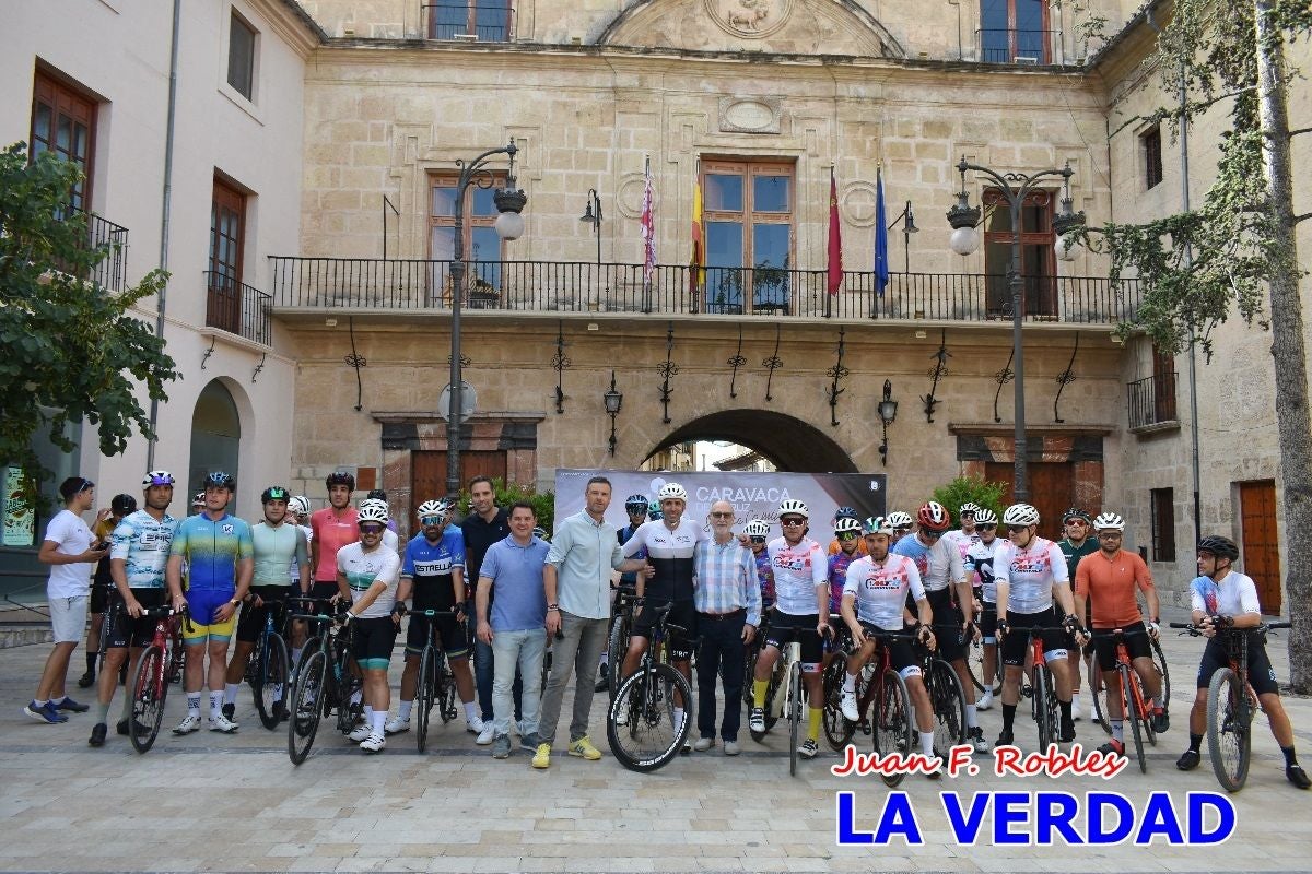 Imágenes de la salida de la Vuelta a España de José María López a beneficio de la FELL
