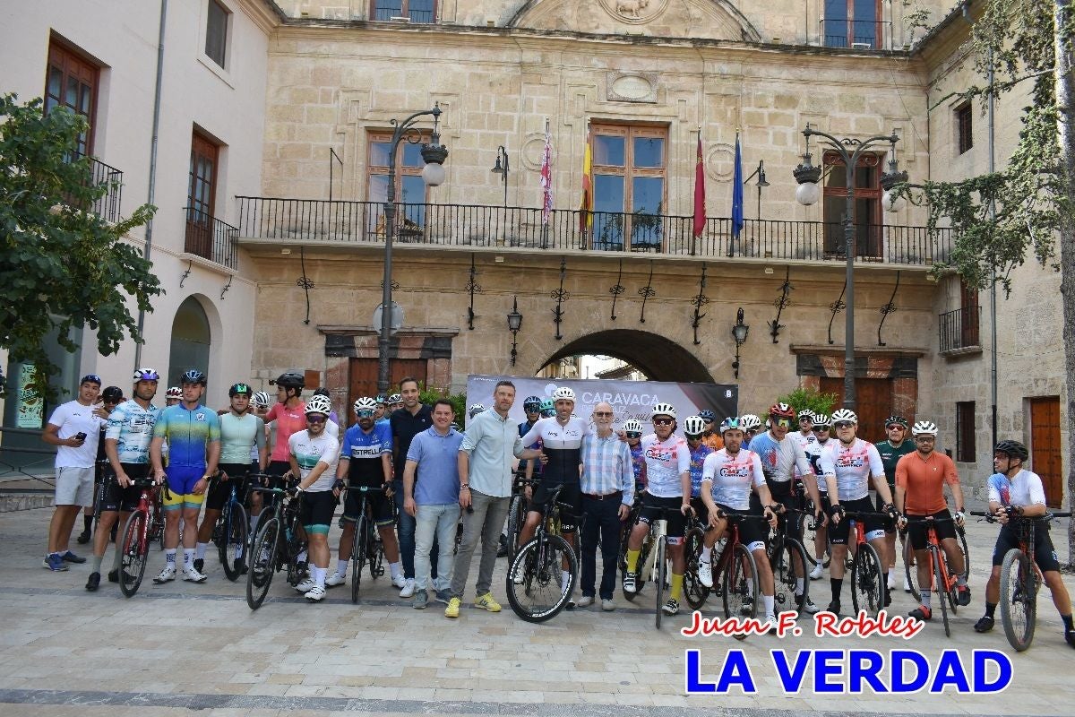 Imágenes de la salida de la Vuelta a España de José María López a beneficio de la FELL