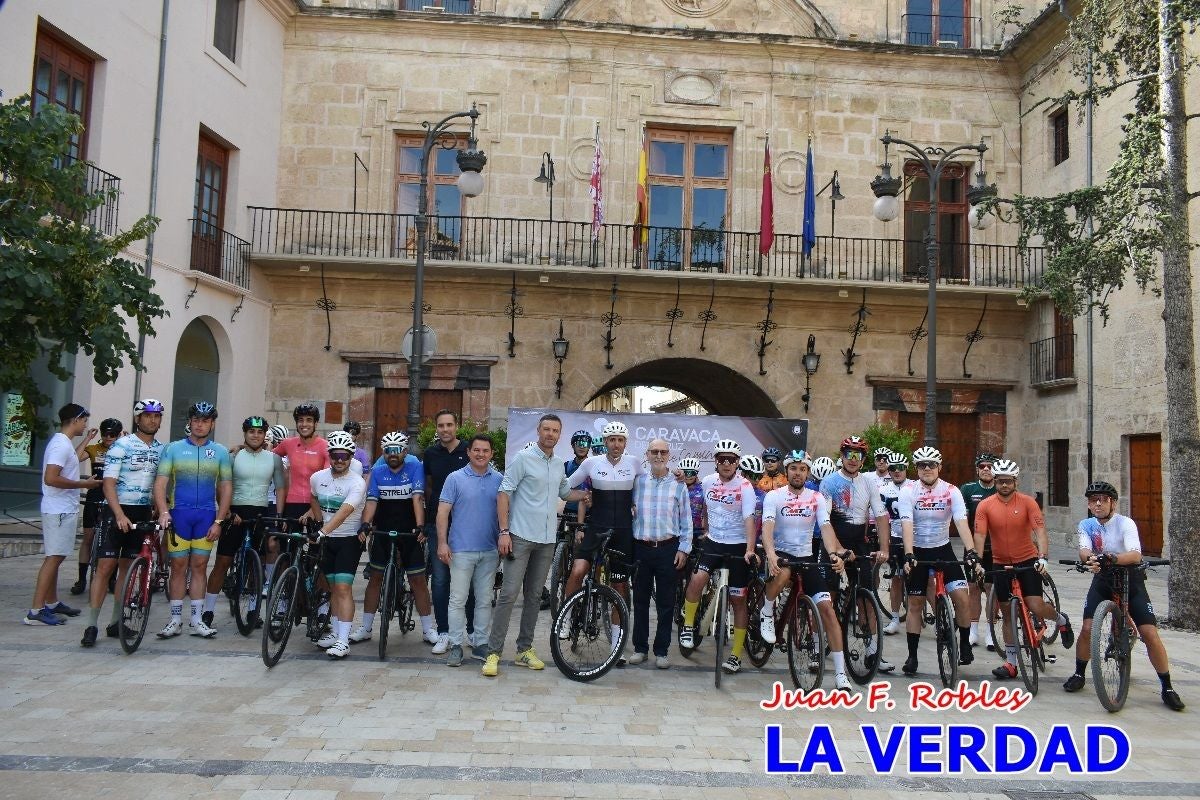 Imágenes de la salida de la Vuelta a España de José María López a beneficio de la FELL