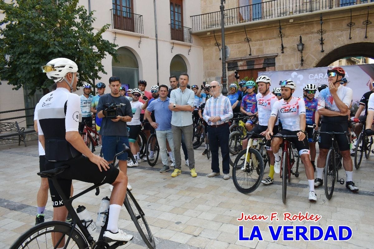 Imágenes de la salida de la Vuelta a España de José María López a beneficio de la FELL