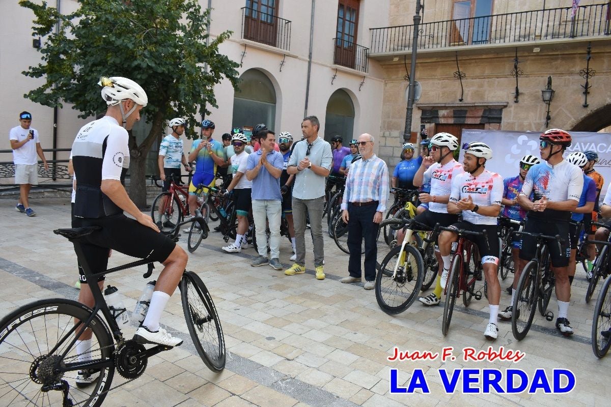 Imágenes de la salida de la Vuelta a España de José María López a beneficio de la FELL