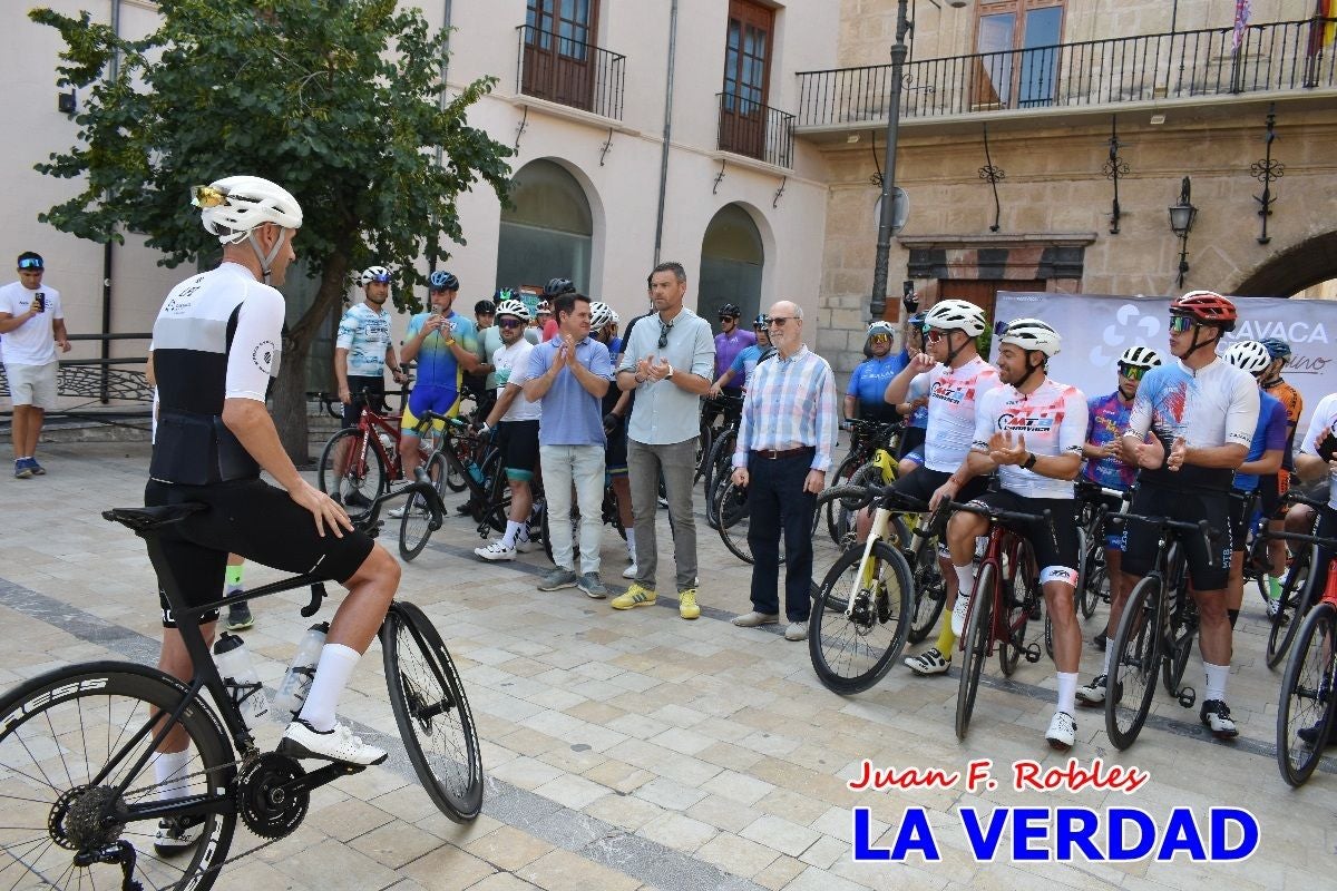 Imágenes de la salida de la Vuelta a España de José María López a beneficio de la FELL