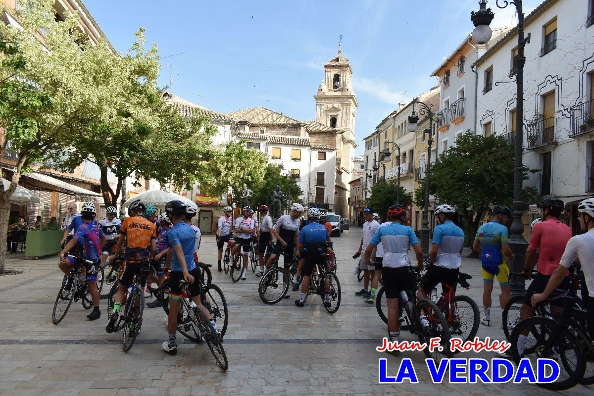 Imágenes de la salida de la Vuelta a España de José María López a beneficio de la FELL