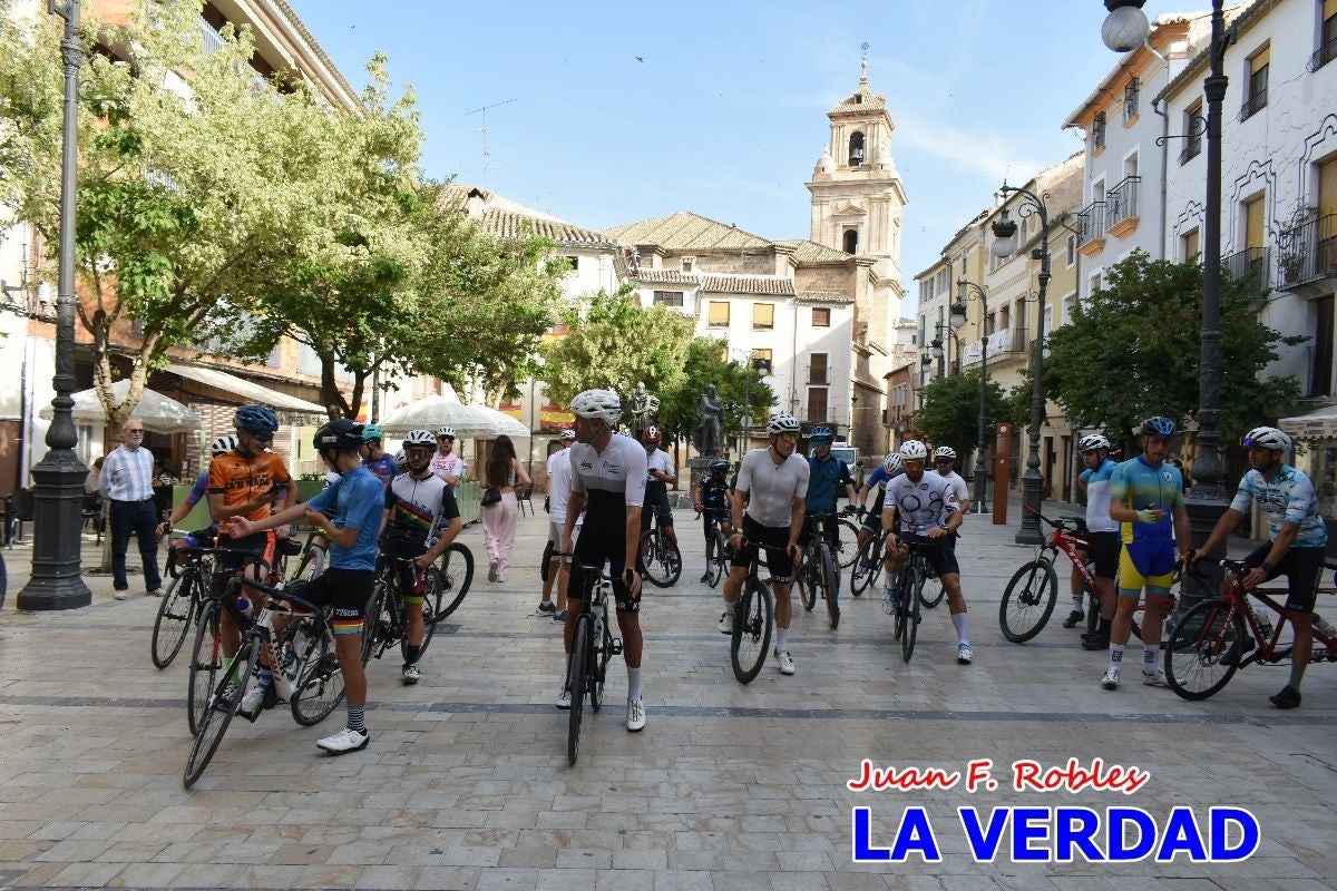 Imágenes de la salida de la Vuelta a España de José María López a beneficio de la FELL