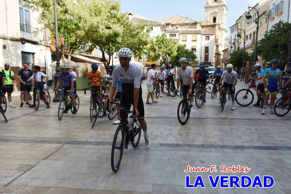 Imágenes de la salida de la Vuelta a España de José María López a beneficio de la FELL
