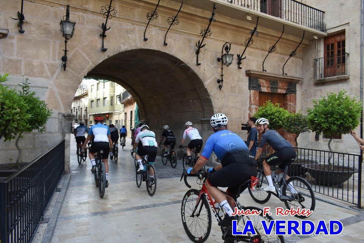 Imágenes de la salida de la Vuelta a España de José María López a beneficio de la FELL
