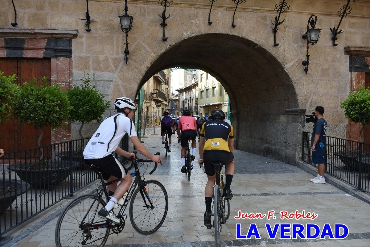 Imágenes de la salida de la Vuelta a España de José María López a beneficio de la FELL