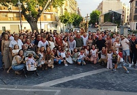 Componentes de las peñas caballistas junto a la imagen de Santa Elena en las inmediaciones del Templete
