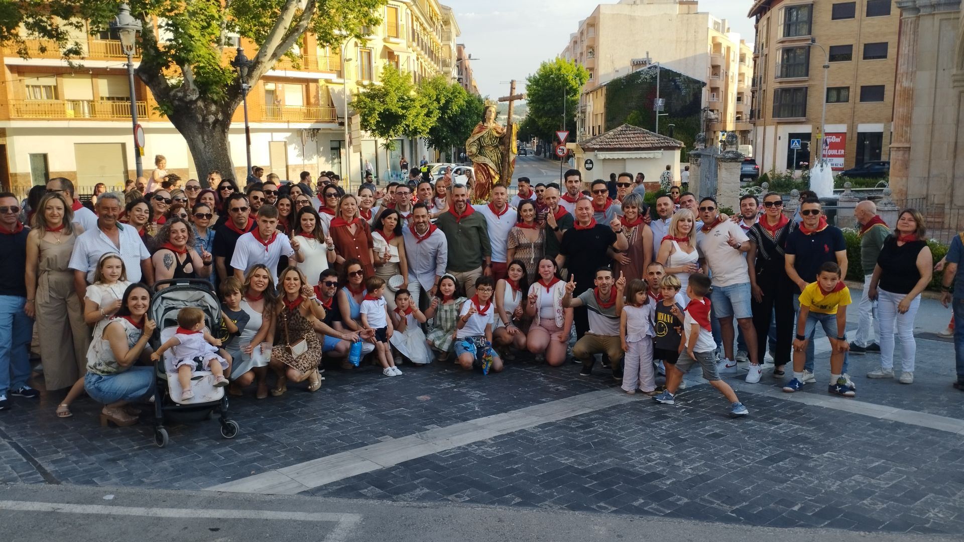 Componentes de las peñas caballistas junto a la imagen de Santa Elena en las inmediaciones del Templete