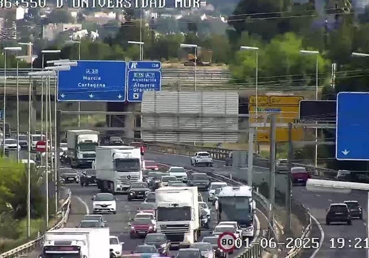 Retenciones en la autovía A-30 en Murcia, a la altura del nudo de Espinardo.