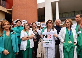Médicos de La Arrixaca, durante una protesta contra el borrador del Estatuto Marco, el pasado mes de febrero en La Arrixaca.