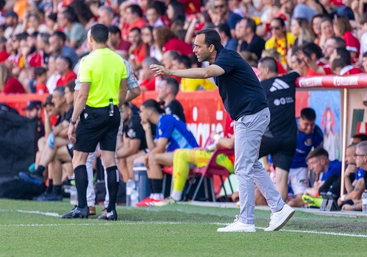 Fran Fernández, entrenador del Real Murcia, dando instrucciones a sus futbolistas en el choque del Nou Estadi jugado el pasado sábado.