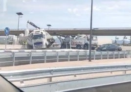 El camión, accidentado, en la rotonda de salida de la autovía A-7.