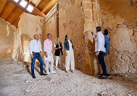 Los concejales de Turismo y Urbanismo y técnicos observan una de las columnas en el interior de la ermita de San Clemente.