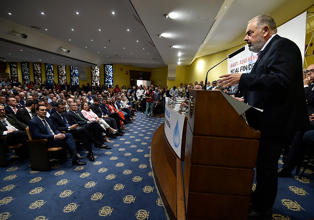 El presidente del Scrats, Lucas Jiménez, interviene durante el primer acto de protesta por el recorte al Trasvase, en mayo.