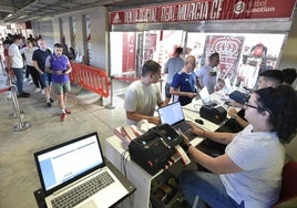 Aficionados del Murcia retiraron su entrada en el estadio.