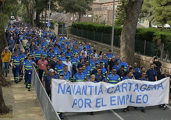 Los trabajadores de Navantia al inicio de la manifestación que les llevó hasta la Asamblea.