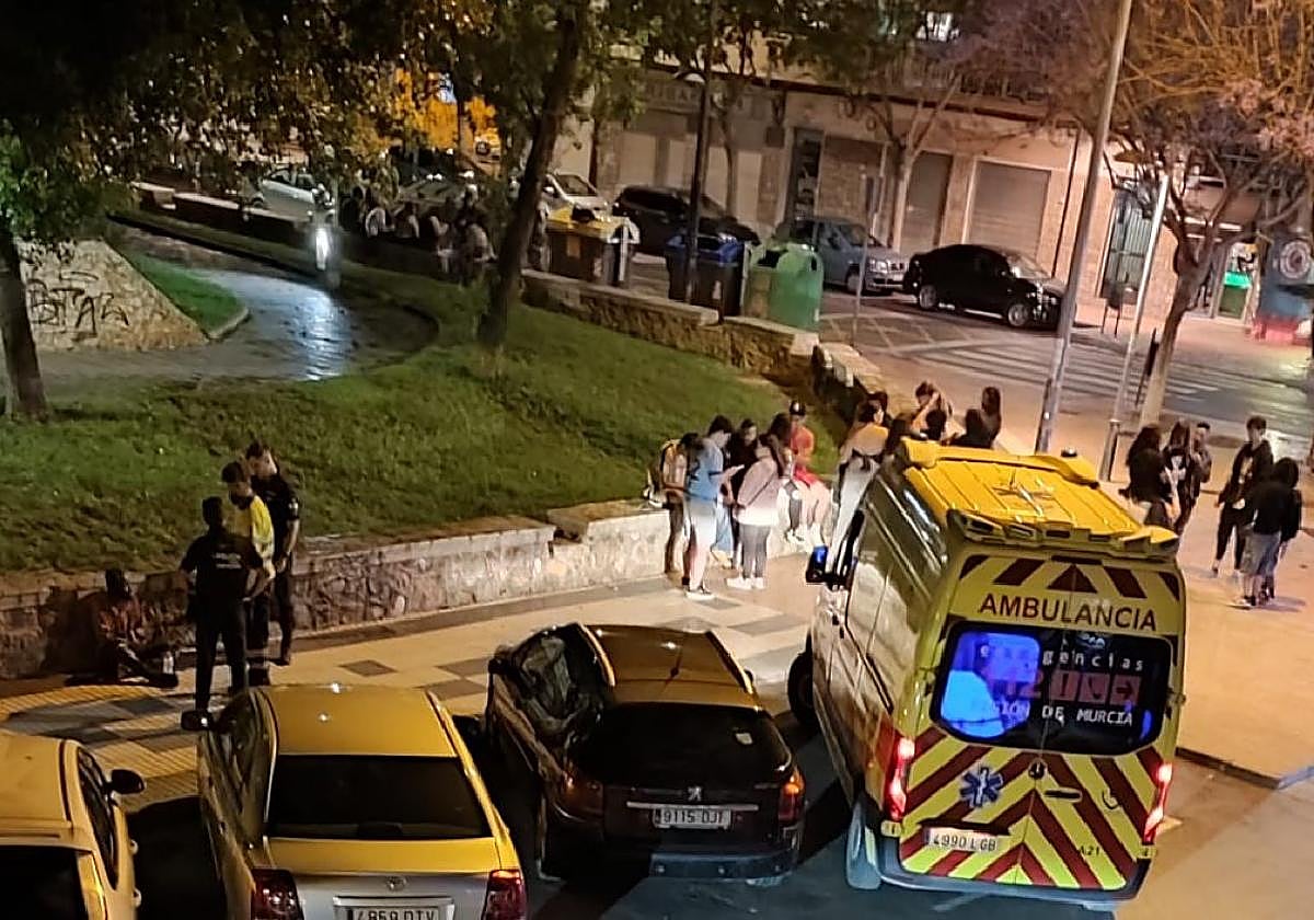 Una ambulancia acude a atender a uno de los jóvenes con un coma etílico.