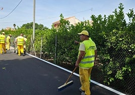Trabajos de asfaltado en el carril del Nicolás de Los Dolores.