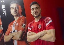 Francisco Cortés posa para LA VERDAD, ayer, en el vestuario del Jimbee Cartagena.