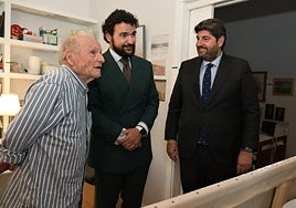 Antonio López, junto al alcalde de La Unión, Joaquín Zapata, y el presidente regional, Fernando López Miras, ayer en su estudio.