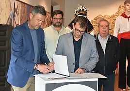El alcalde, José Francisco García, y el representante de la Fundación Estrella de Levante firman el convenio de colaboración.