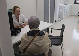 Un paciente es atentido en un centro de salud de Cartagena, en una imagen de archivo.