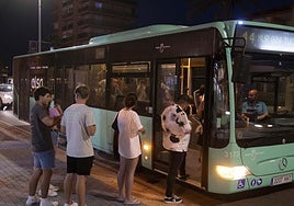 Pasajeros se suben a un autobús de la línea 44 que recorre La Manga, en una imagen de archivo.