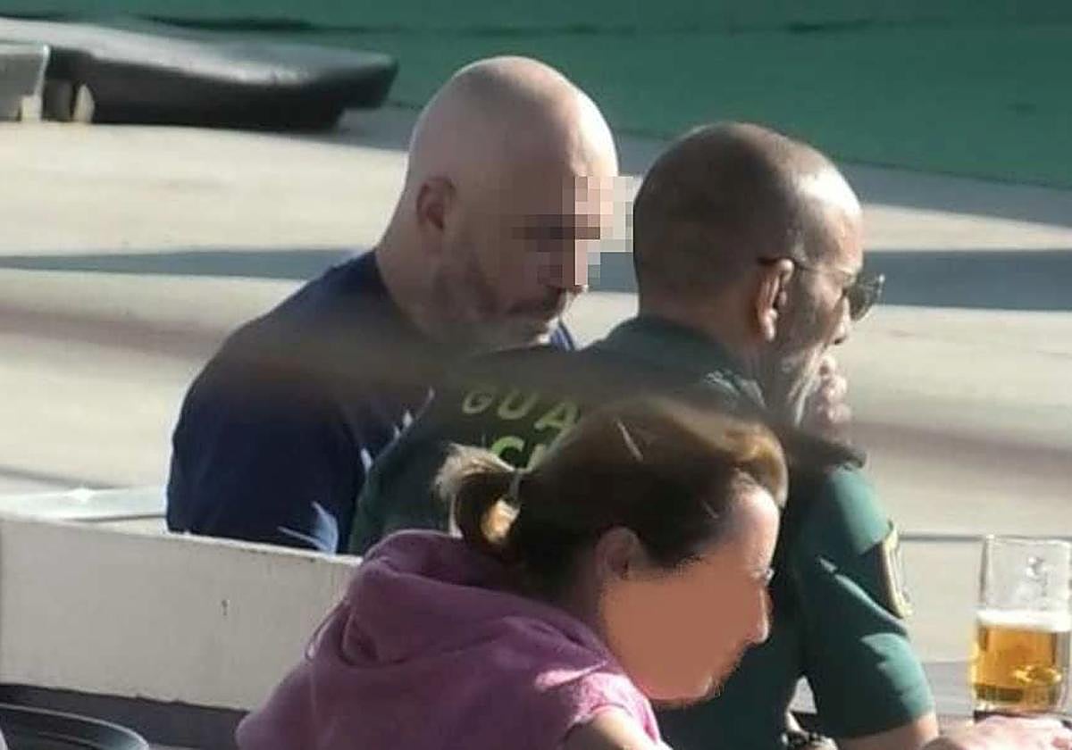 Fernández Bolaño, de uniforme, con el presunto narco Guillermo T.