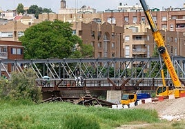 Trabajos de desmontaje del puente de hierro para el avance de las obras del AVE en el lecho del río.