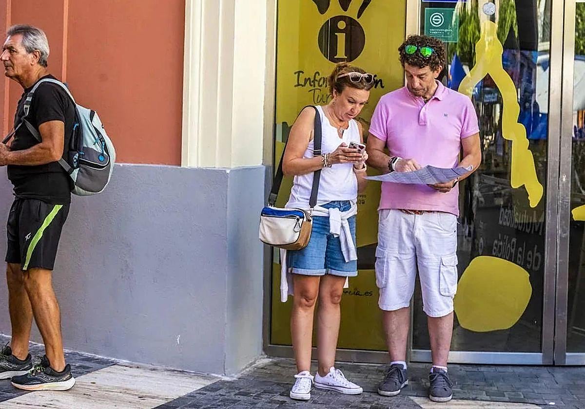 Dos visitantes en la oficina de Información Turística en Murcia, en una imagen de archivo.