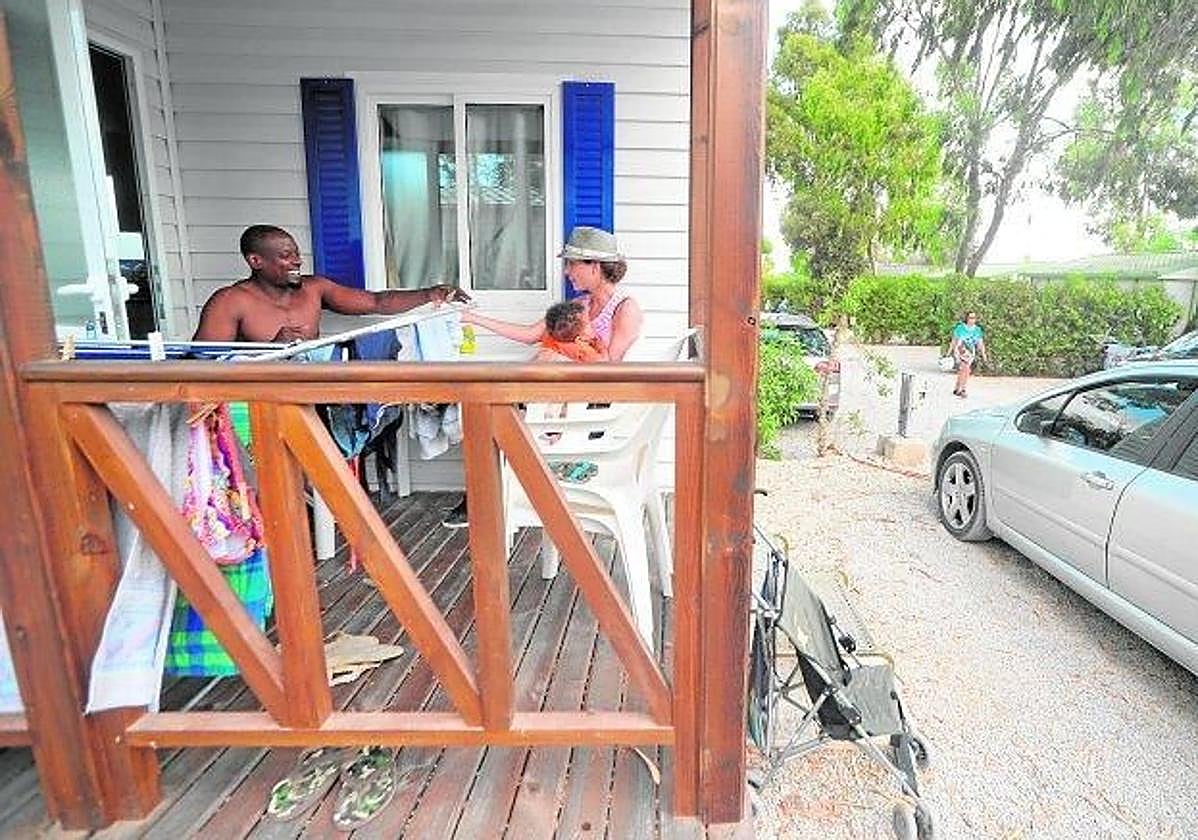 Una familia disfruta de sus vacaciones estivales en una vivienda alquilada.