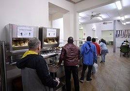 Cola en el comedor de Jesús Abandonado en Murcia.