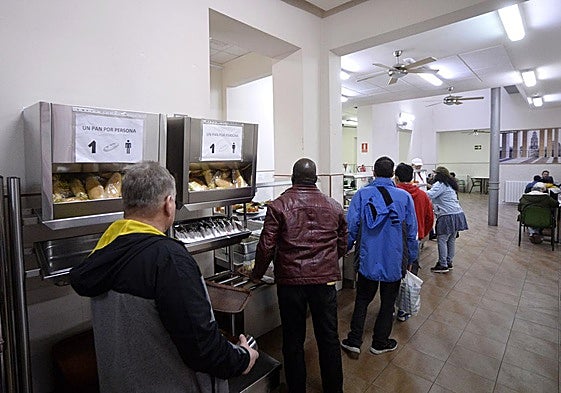 Cola en el comedor de Jesús Abandonado en Murcia.