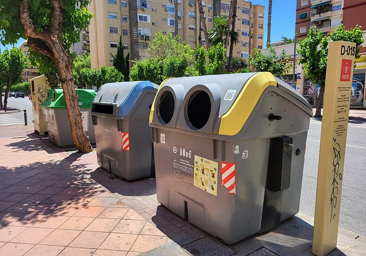 Contenedores para recogida de diferentes tipos de envases en la ciudad de Murcia.