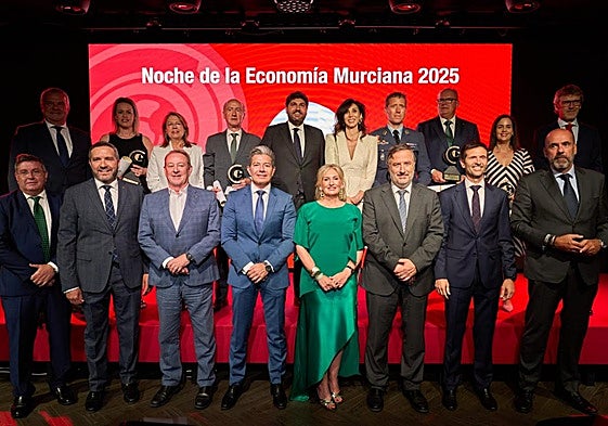 La ejecutiva de la Cámara de Comercio junto a los premiados y el presidente regional Fernando López Miras.